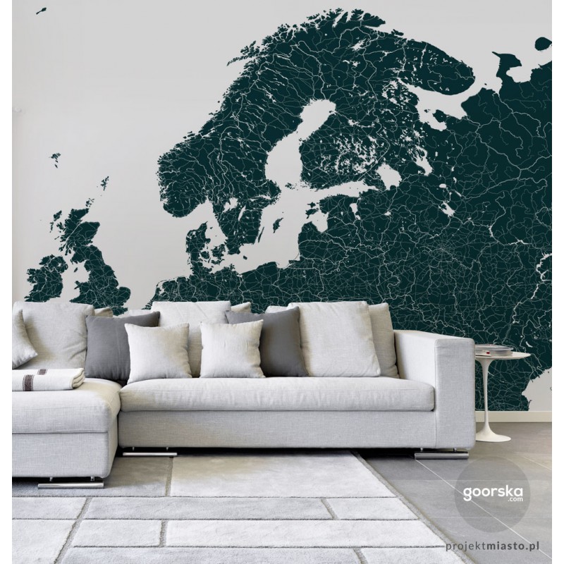 ciemnozielona ściana z mapą Europy w salonie